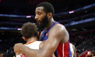 NBA – Andre Drummond à Atlanta, c’était fait… à un détail près Andre Drummond et Trae Young font une accolade