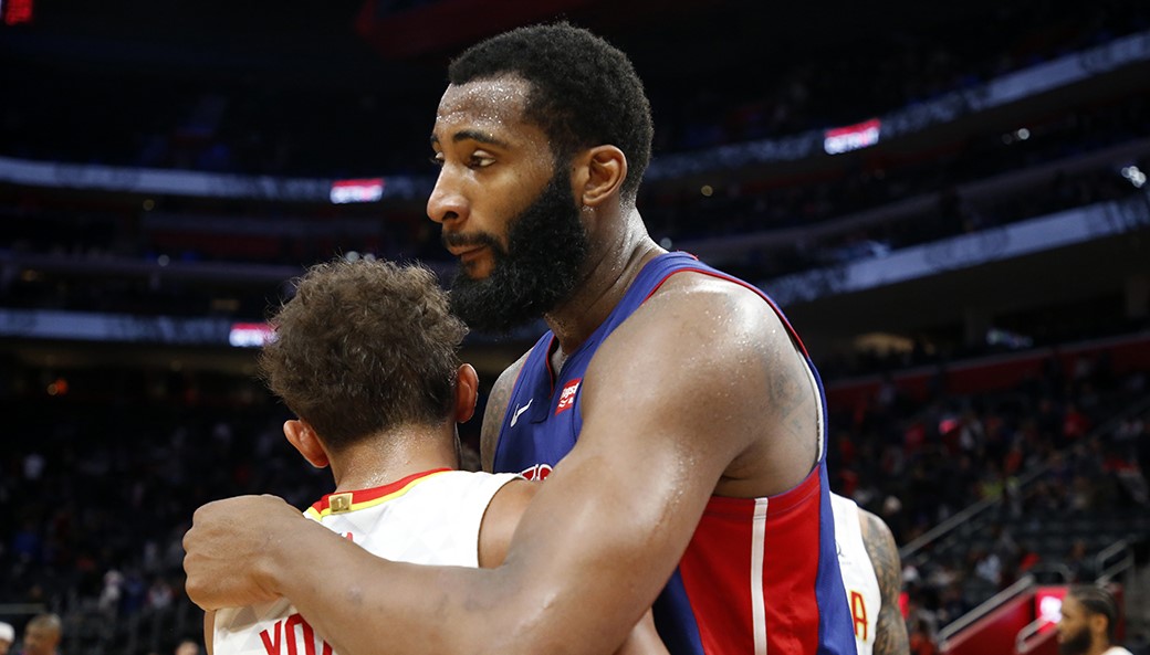 Andre Drummond et Trae Young font une accolade