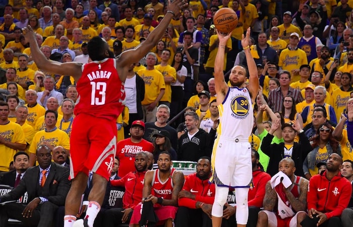 tir de curry devant le banc des rockets