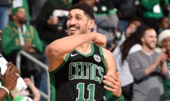 NBA – Enes Kanter envoie un missile à Erdogan avec… un faux maillot ! Enes Kanter des Boston Celtics