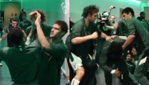 NBA – Giannis ressort le cobra, il se fait terrasser par les frères Lopez !