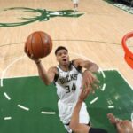 NBA – Giannis carbonise les Knicks avec une ligne de stats unique dans l’histoire !