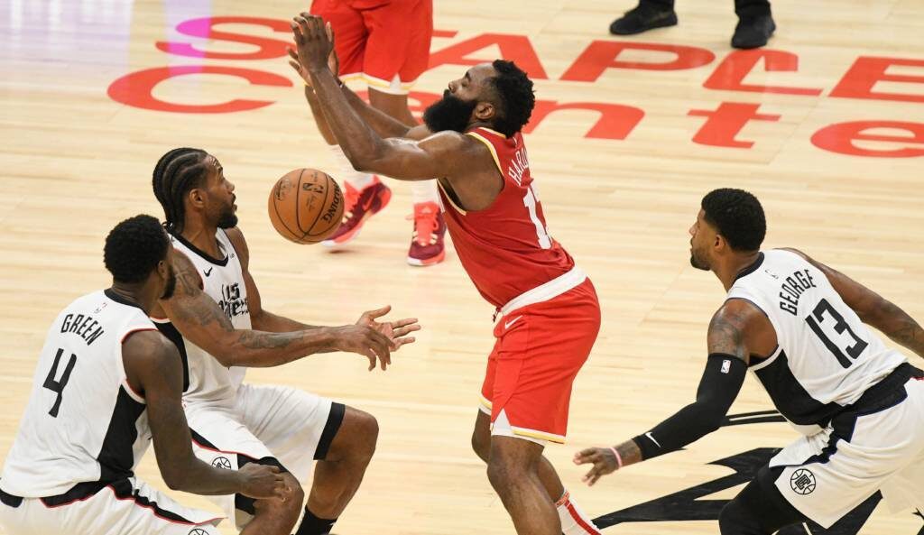 James Harden trappé par les Clippers