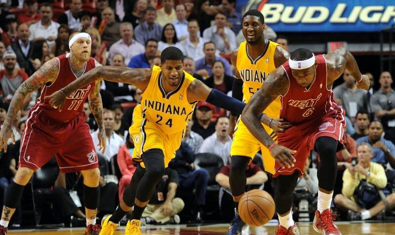 bataille pour le ballon entre paul george et lebron james