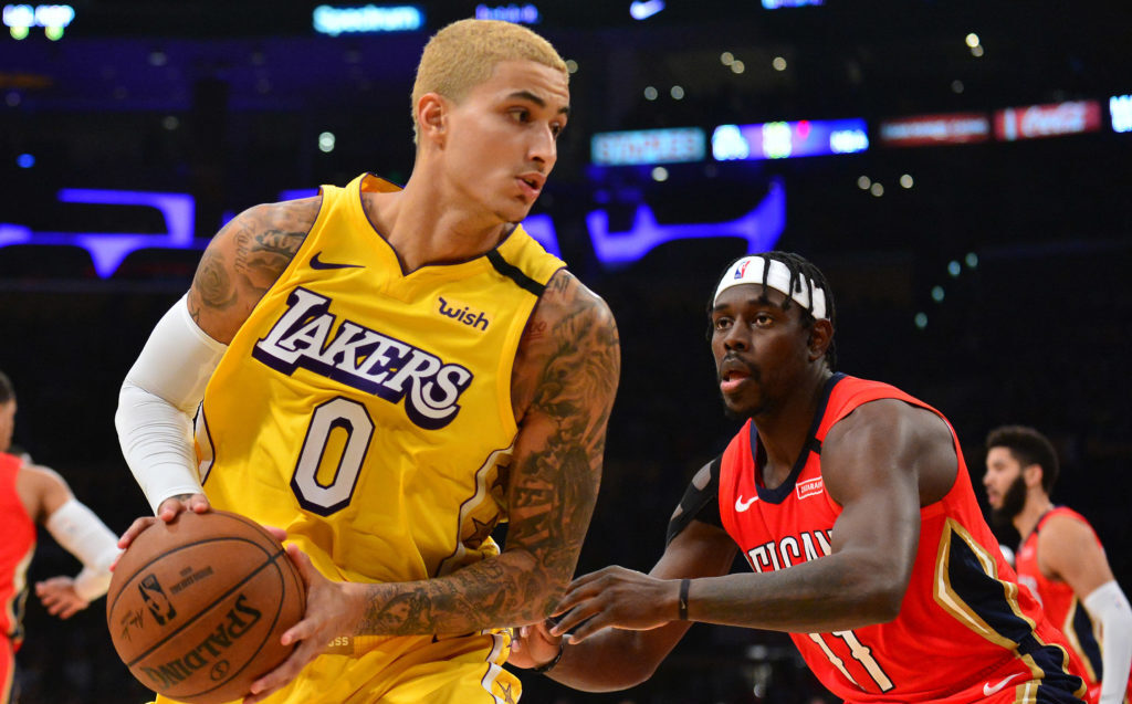 Kyle Kuzma des Lakers devant Jrue Holiday