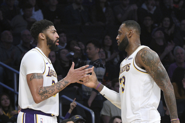 check entre LeBron James et Anthony Davis