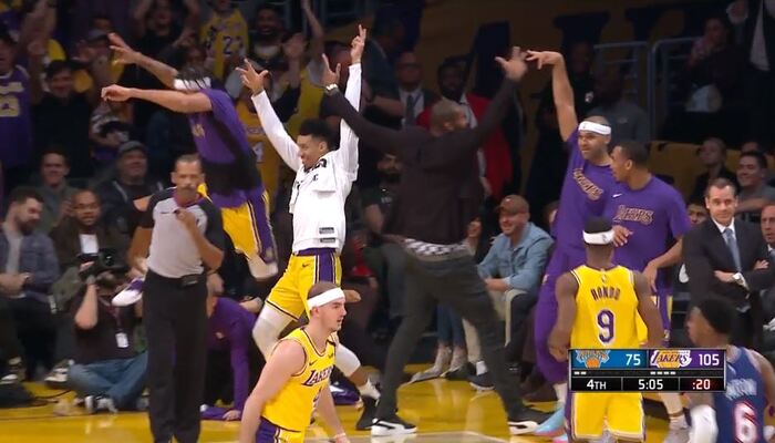 Le banc des Lakers s'éclate après un trois points de Dwight Howard