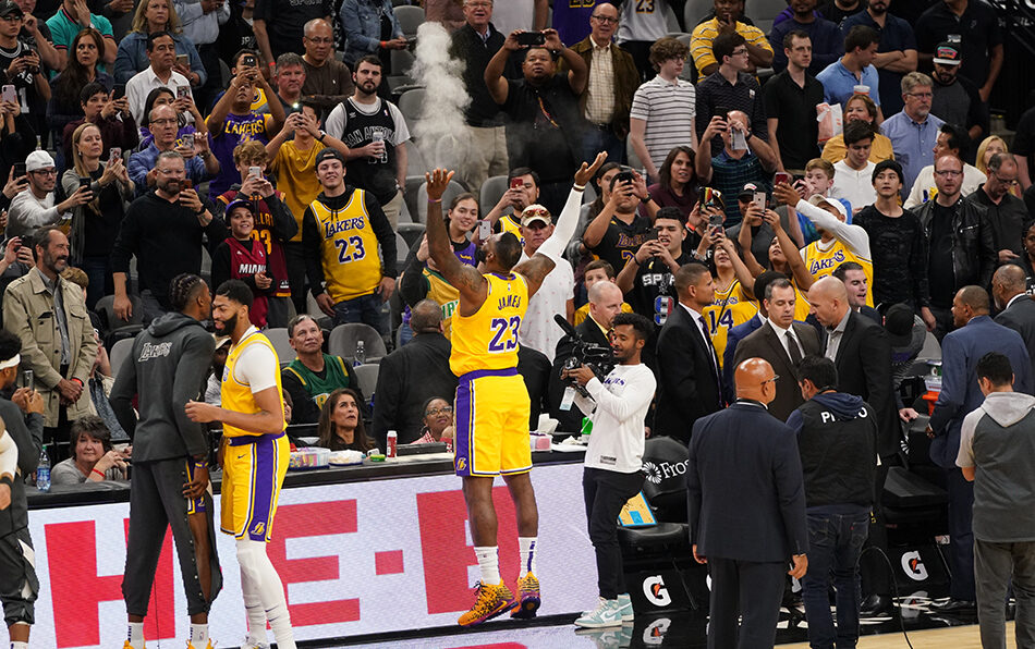 LeBron James chalk toss avec les Lakers