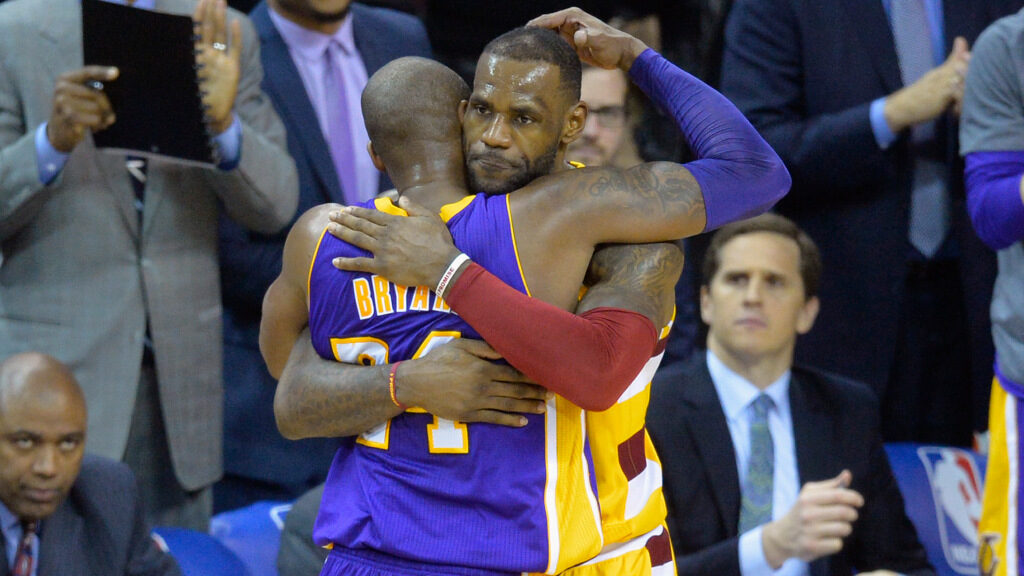 Kobe Bryant et LeBron James s'enlacent