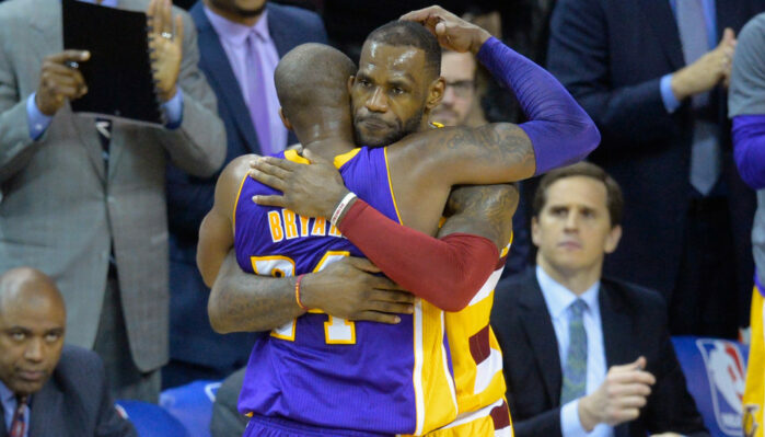 Kobe Bryant et LeBron James s'enlacent