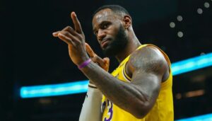 NBA – LeBron félicite chaudement 2 coéquipiers pour la victoire