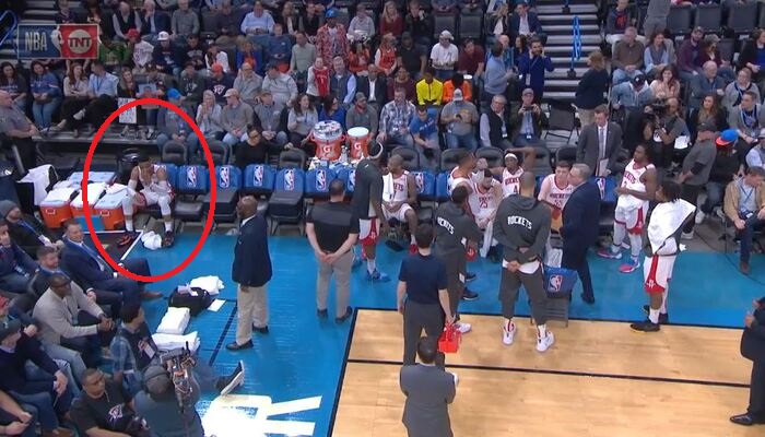 Russell Westbrook apparaît très frustré sur le banc des Rockets