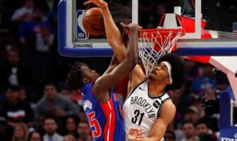 NBA – Sekou Doumbouya violemment contré au cercle ! Sekou Doumbouya violemment contré au cercle !