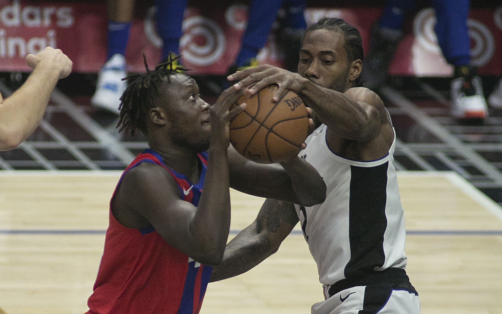 Sekou Doumbouya et Kawhi Leonard à la lutte