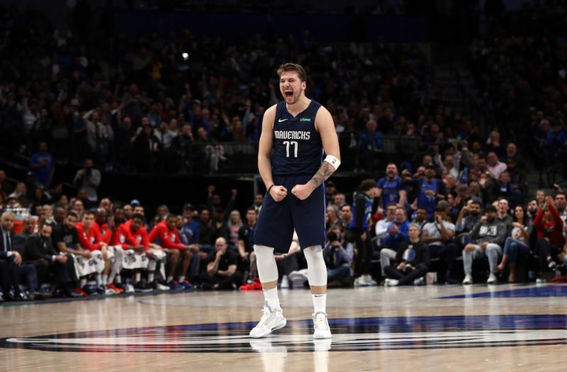 Echange tendu entre Luka Doncic et le coach des Kings