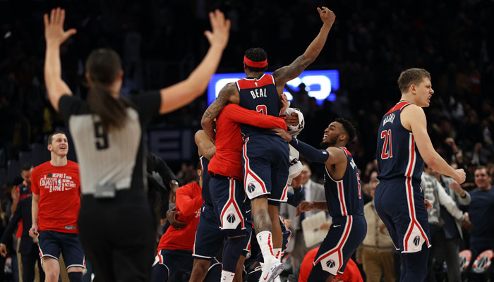 Bradley Beal célèbre son game winner avec ses coéquipiers