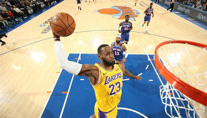 LEBRON JAMES dunke sur la tête des Knicks