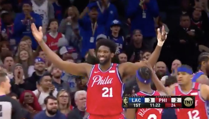 Joel Embiid harangue la foule du Wells Fargo Center