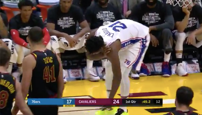 Joel Embiid est sorti sur une blessure à l'épaule cette nuit