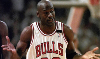 NBA – La victime préférée de Michael Jordan Michael Jordan sous le maillot des Bulls qui réalise son fameux Shrug