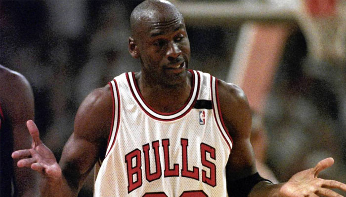 Michael Jordan sous le maillot des Bulls qui réalise son fameux Shrug