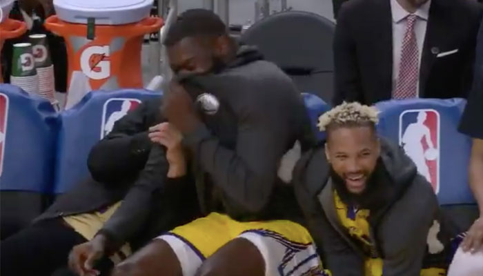 Stephen Curry et le banc des Warriors morts de rire après un dunk raté de Smailagic