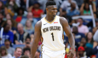 NBA – 2 anciens joueurs favoris pour coacher les Pels la saison prochaine Zion Williamson tout sourire avec le maillot des Pelicans
