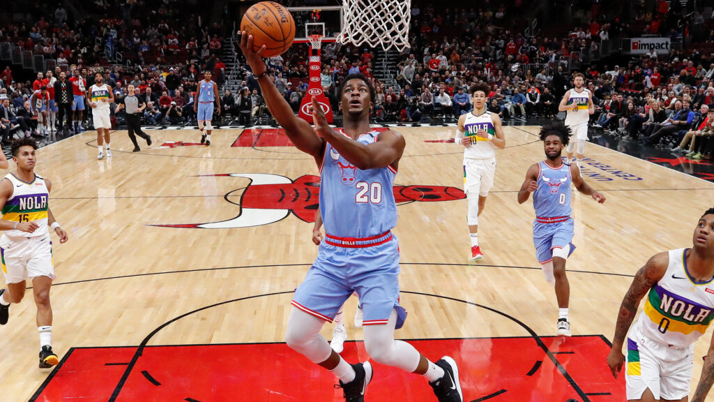 Le joueur français des Chicago Bulls Adam Mokoka, sous le panneau du United Center, lors du match face aux New Orleans Pelicans, le 6 février 2020