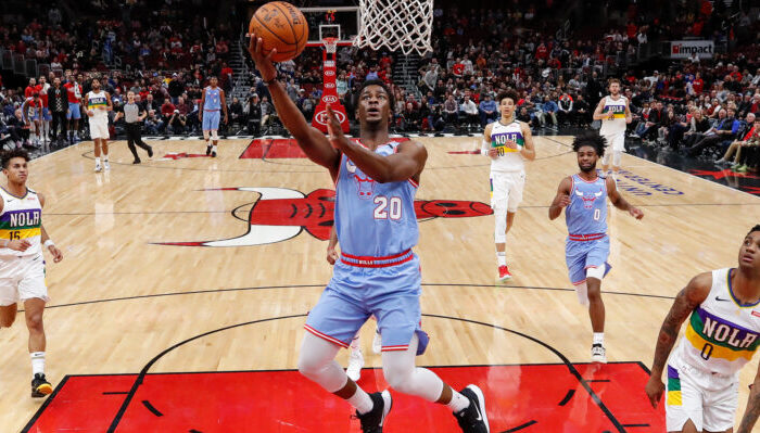 Le joueur français des Chicago Bulls Adam Mokoka, sous le panneau du United Center, lors du match face aux New Orleans Pelicans, le 6 février 2020