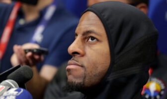NBA – Andre Iguodala réagit à son transfert à Miami Andre Iguodala répond aux questions de journalistes, capuche sur la tête.
