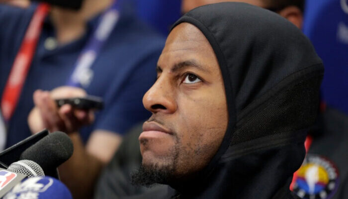 Andre Iguodala répond aux questions de journalistes, capuche sur la tête.