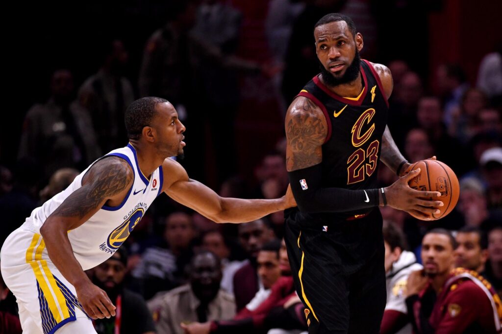 Lebron James, ballon en main, opposé à André Iguodala, lors du match Cleveland Cavaliers - Golden State Warriors