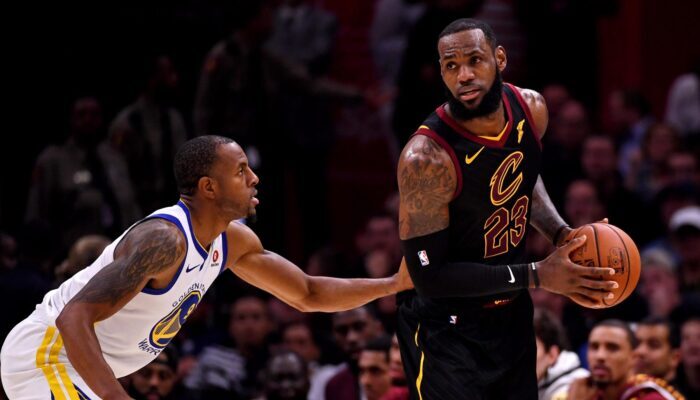 Lebron James, ballon en main, opposé à André Iguodala, lors du match Cleveland Cavaliers - Golden State Warriors