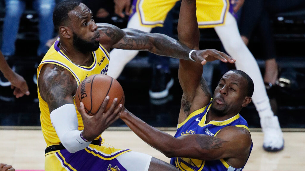 Andre Iguodala tentant de contrer LeBron James lors de la rencontre Los Angeles Lakers-Golden State Warriors