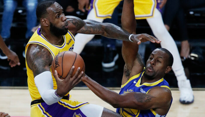 Andre Iguodala tentant de contrer LeBron James lors de la rencontre Los Angeles Lakers-Golden State Warriors