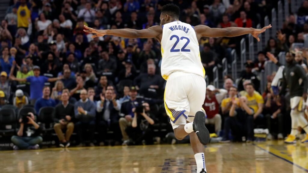 Andrew Wiggins célèbre l’un de ses paniers sous le maillot des Golden State Warriors