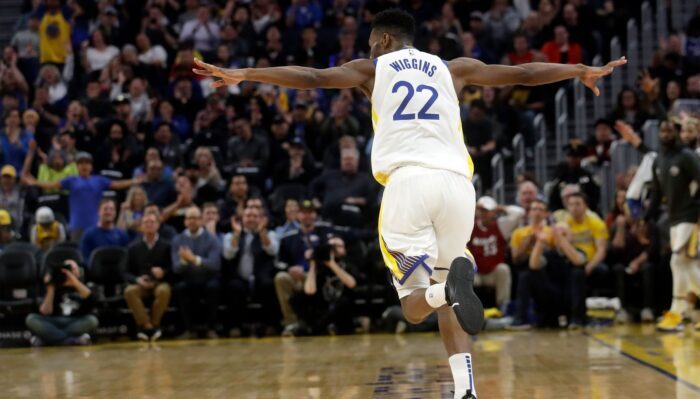 Andrew Wiggins célèbre l’un de ses paniers sous le maillot des Golden State Warriors