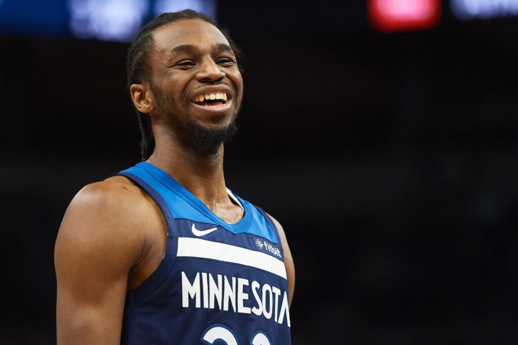 Andrew Wiggins tout sourire sous les couleurs des Minnesota Timberwolves