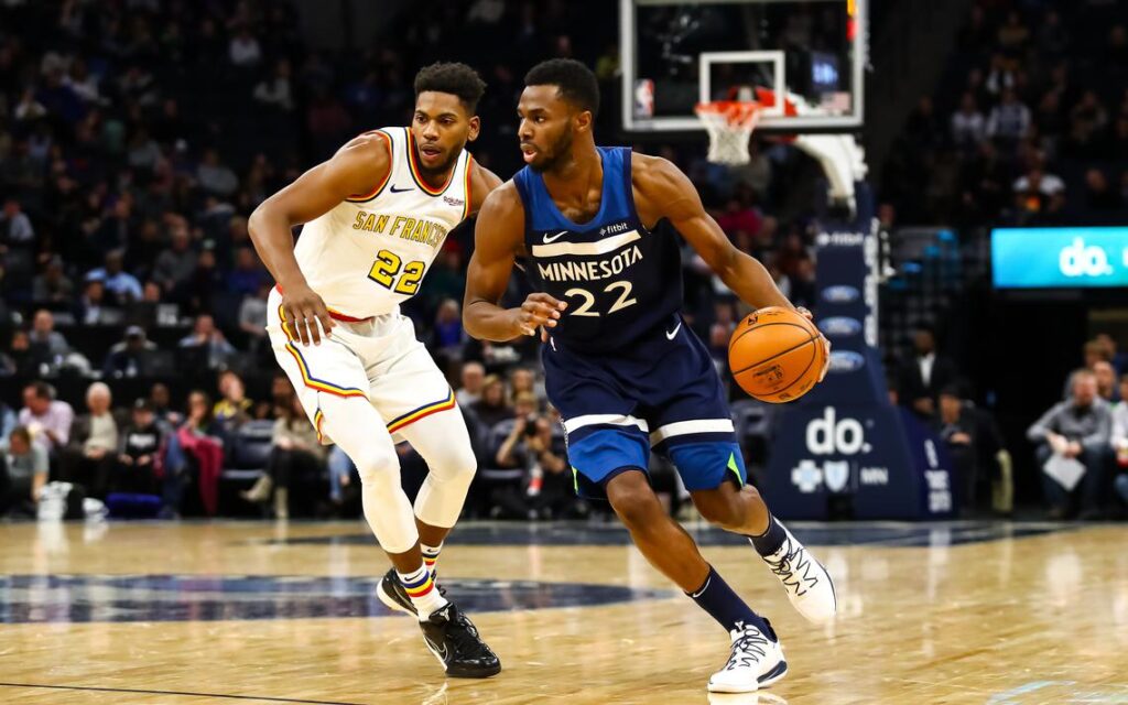 Andrew Wiggins ballon en main face aux Golden State Warriors, le 8 novembre 2019