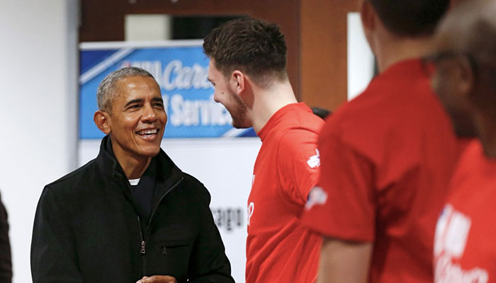 Barack Obama en discussion avec Luka Doncic lors du All-Star Weekend 2020