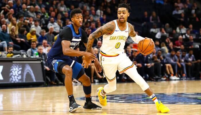 D’Angelo Russell part en dribbles devant Jarrett Culver lors du match opposant les Minnesota Timberwolves aux Golden State Warriors.