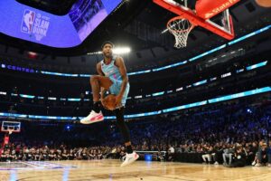 NBA – Derrick Jones Jr remporte devant Aaron Gordon un concours de dunks épique !