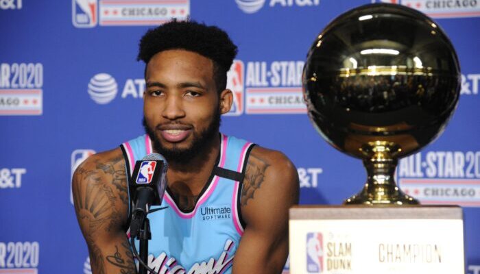 Derrick Jones Jr. devant son trophée de vainqueur du Dunk Contest 2020