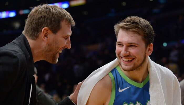 Dirk Nowitzki et Luka Doncic hilares