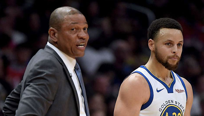 Doc Rivers et Stephen Curry lors du match opposant les Golden State Warriors aux Los Angeles Clippers