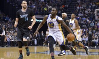 NBA – 10 février 2017 : Draymond Green réussit l’unique triple-double de l’histoire… sans les points Draymond Green ballon en main lors du match opposant les Golden State Warriors aux Memphis Grizzlies, le 2 février 2017
