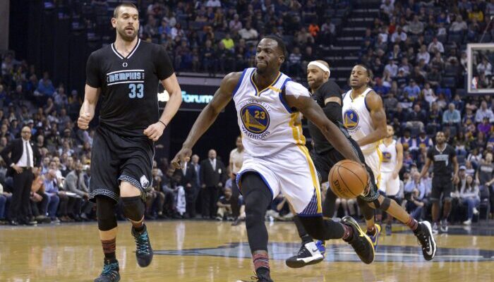 Draymond Green ballon en main lors du match opposant les Golden State Warriors aux Memphis Grizzlies, le 2 février 2017