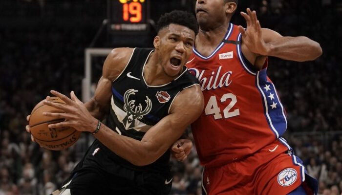 Giannis Antetokounmpo joue des épaules face à Al Horford, lors du match opposant les Milwaukee Bucks aux Philadelphia 76ers