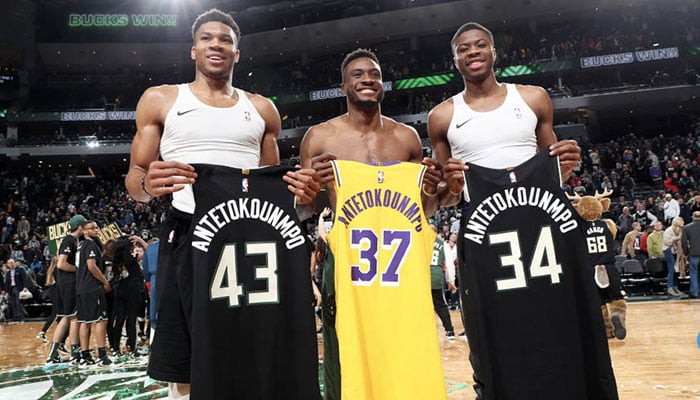 Giannis, Kostas et Thanasis Antetokounmpo après la rencontre opposant les Milwaukee Bucks aux Los Angeles Lakers