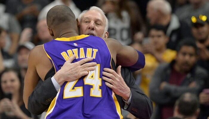 L’entraîneur des San Antonio Spurs, Gregg Popovich enlaçant la légende des Los Angeles Lakers, Kobe Bryant